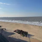Seafront Elegance アパート