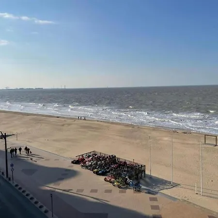 Seafront Elegance דירה